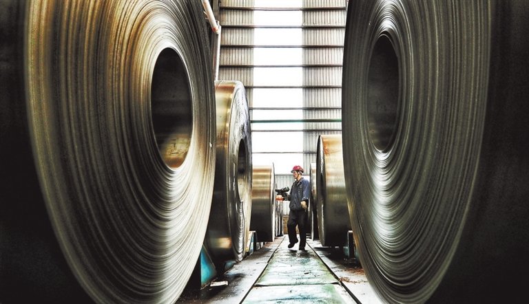 新余钢铁集团有限公司生产车间内，工人在给钢卷做防锈处理。江西日报全媒体记者 徐 铮摄