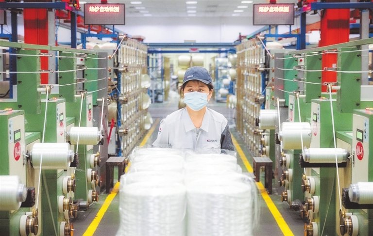 11月29日，巨石集团九江有限公司络纱车间，工人在加紧生产。江西日报全媒体记者 徐 铮摄