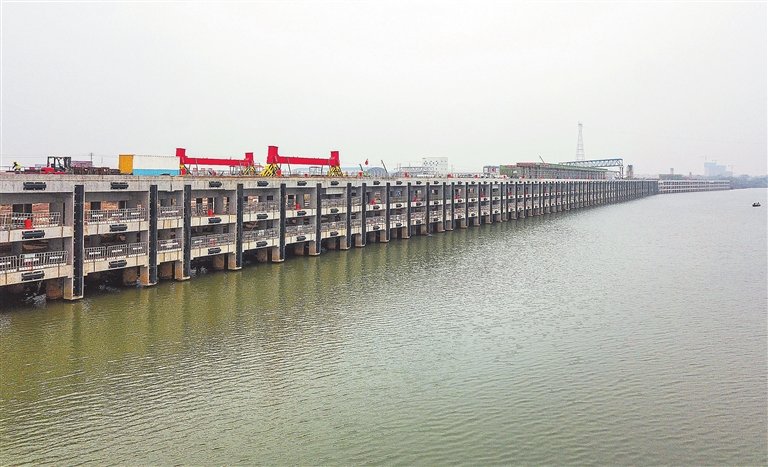 11月25日，建设中的赣江宜春港樟树港区河西作业区综合码头。本报全媒体记者 徐 铮摄