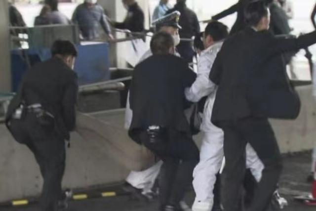 日本警方在现场逮捕一名男子