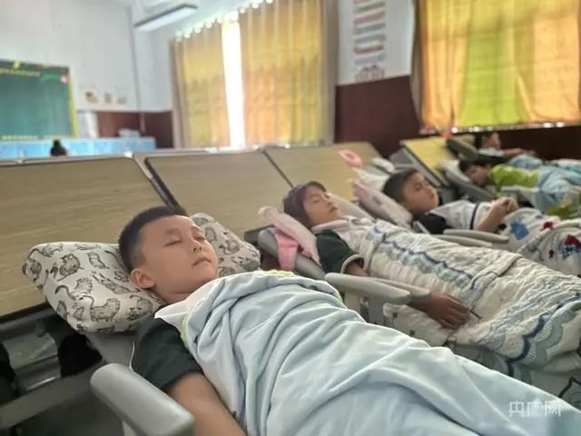 学生们安静午休（央广网记者邓玉玲 摄）