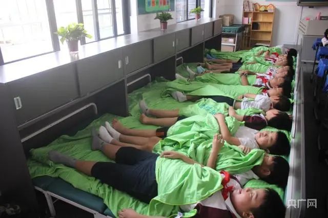 学生们安静午休（央广网发 肖江峰 摄）