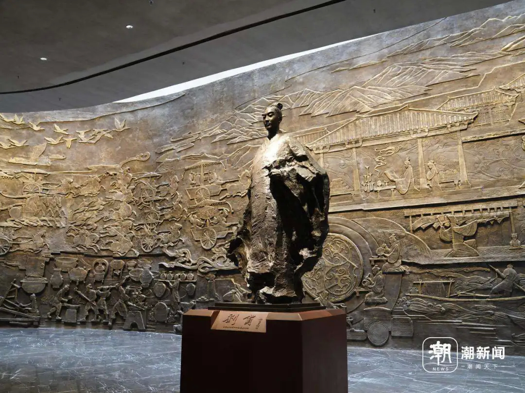 南昌汉代海昏侯国遗址博物馆里刘贺的雕像(潮新闻记者杨朝波/摄)