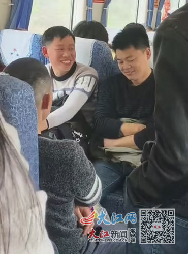 旅途中的温暖相遇。