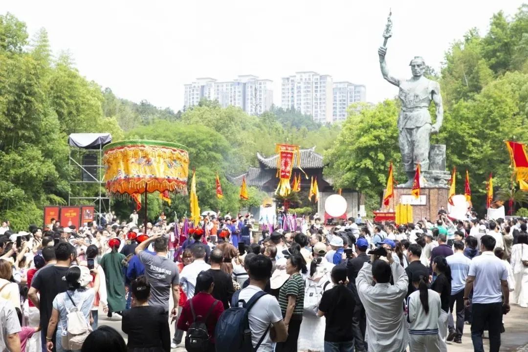 古窑内人头攒动 （景德镇市文旅局 供图）