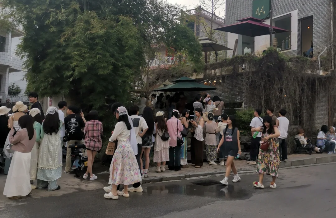 三宝窑烤披萨店打卡拍照的游客（景德镇市文旅局 供图）