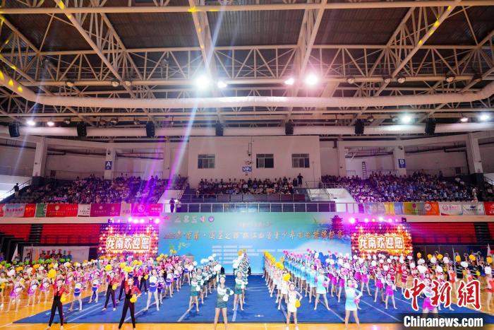 5月17日，江西省青少年啦啦操锦标赛在龙南市龙南体育中心开幕。　龙南市融媒体中心供图